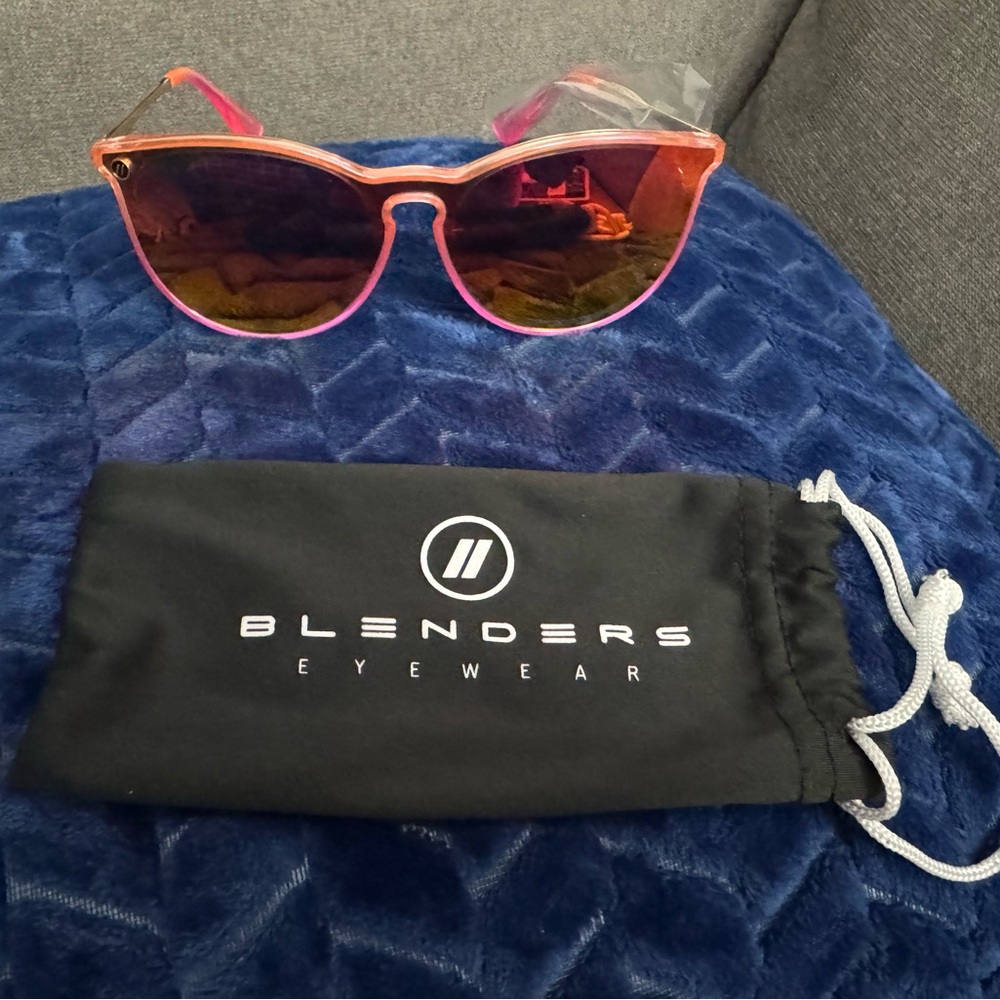 Blenders Eyewear - Picture 2 of 4